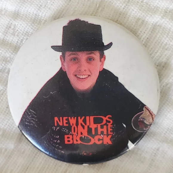 New Kids On The Block Memorabilia Lot with Tickets, Pin, VIP Pass, Earrings - Picture 5 of 15